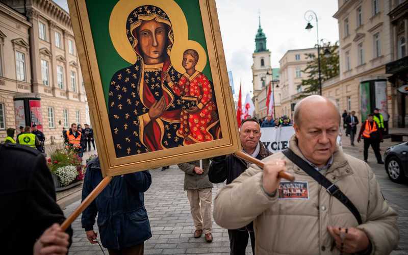 "Rzeczpospolita": Polacy zmieniają swój stosunek do Kościoła