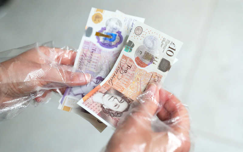 Bank Anglii: Niskie ryzyko zakażenia wskutek używania banknotów
