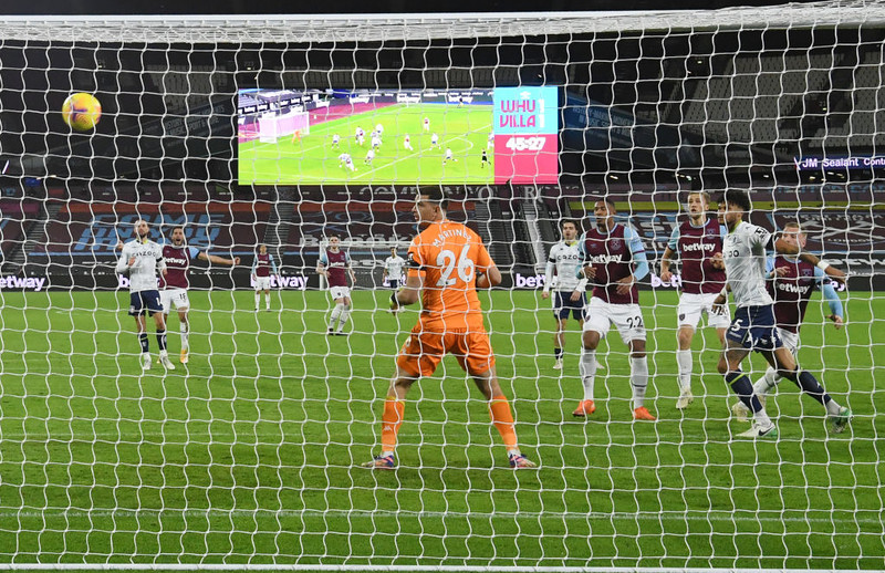 English league: Fabianski again undefeated from the penalty spot, "Młoty" higher and higher