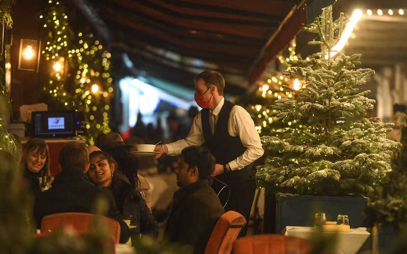 Diners brave chilly conditions as London pubs and restaurants open again