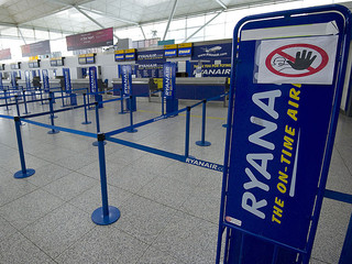 Płatna odprawa na lotnisku? Ryanair przegrał w sądzie i musi zwrócić pieniądze