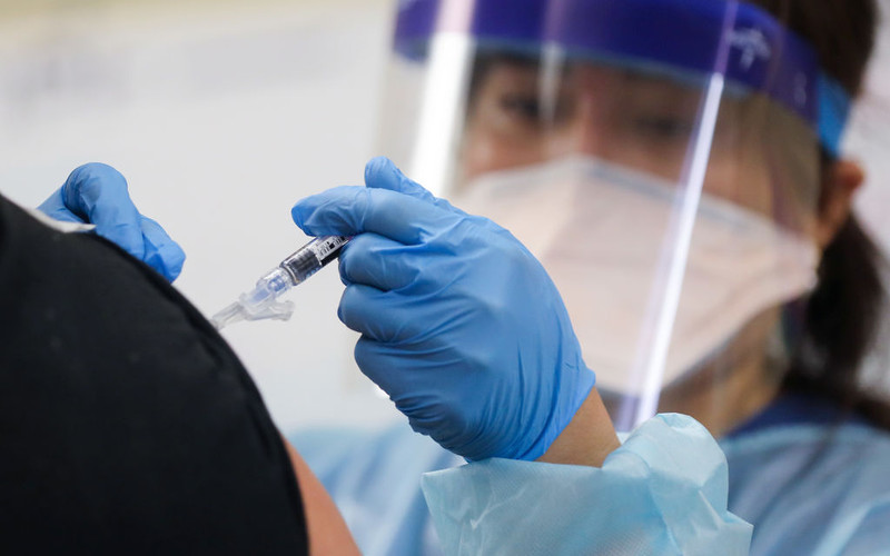 Media w UK: Szczepionka nie zwolni z izolacji po kontakcie z osobą zakażoną