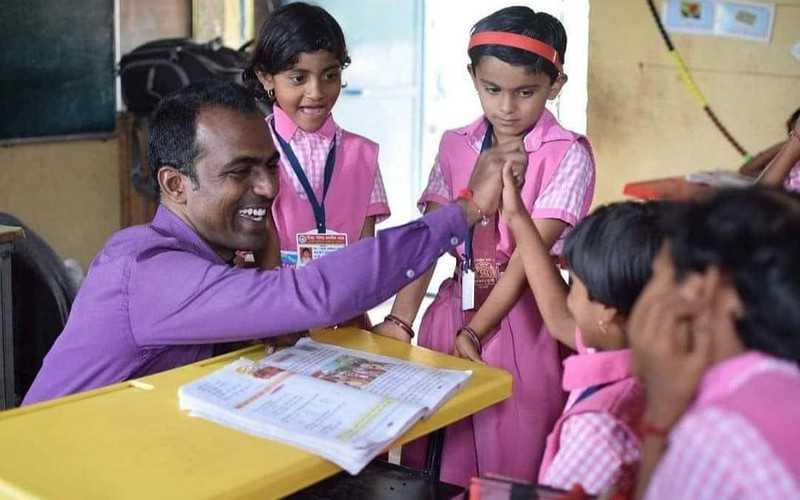 Indie: Nauczyciel wygrał 1 mln dolarów i podzielił się nagrodą