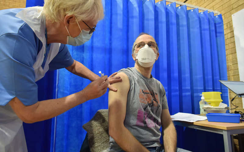 Politycy wyrażają radość z rozpoczęcia szczepień w UK