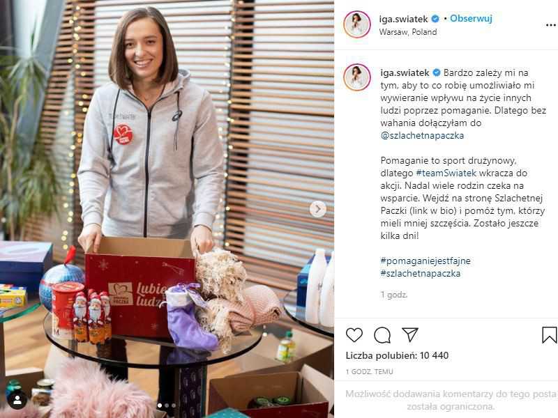 Iga Swiatek with her staff helps other in a special campaign