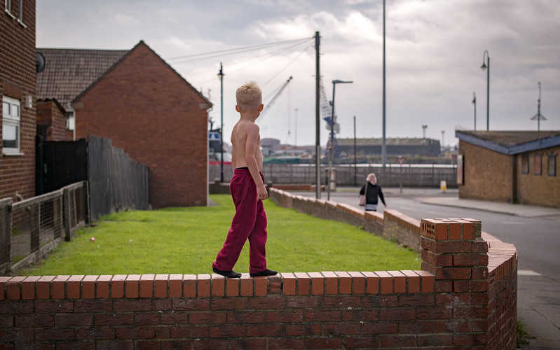 Pół miliona dzieci w UK żyje w rodzinach, które z trudem wiążą koniec z końcem