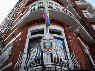 Brytyjska policja: Assange zostanie aresztowany, jak opuści ambasadę