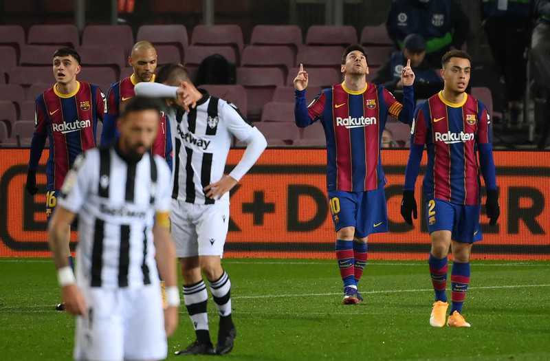 Messi saves lacklustre Barca, Sociedad reclaim top spot