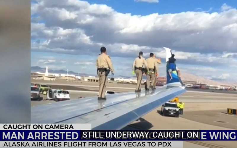 USA: Mężczyzna wdrapał się na skrzydło samolotu tuż przed startem i spadł