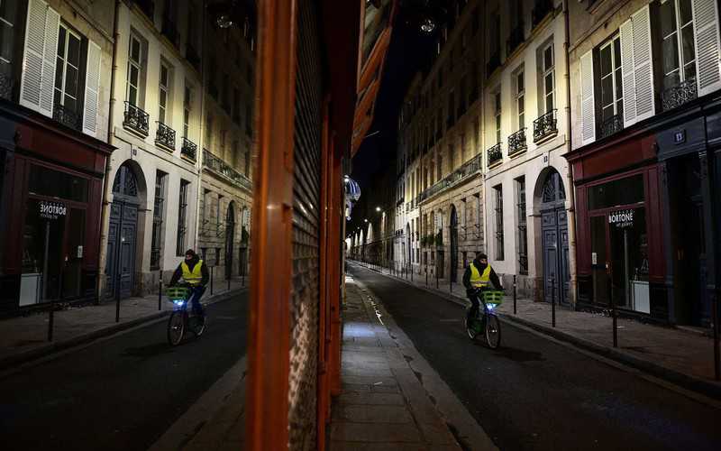 Francja: W Paryżu w życie weszła godzina policyjna