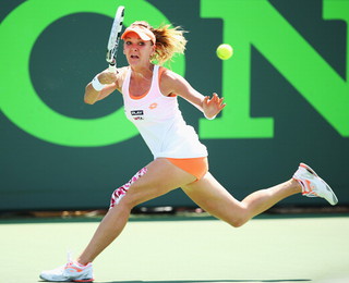 Agnieszka Radwanska beats Romina Oprandi in straight sets