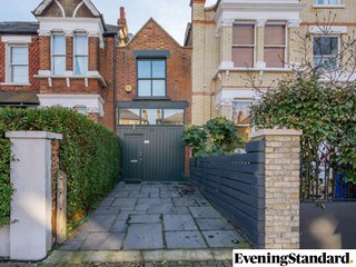 Londyn: Dom o szerokości garażu za £800 tys.? Chętnych nie brakuje