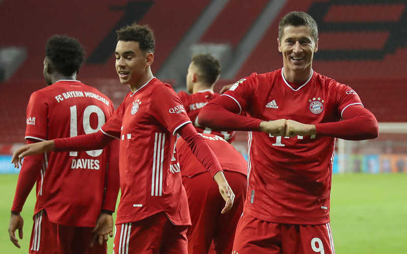 Robert Lewandowski double downs Bayer Leverkusen to send Bayern Munich top