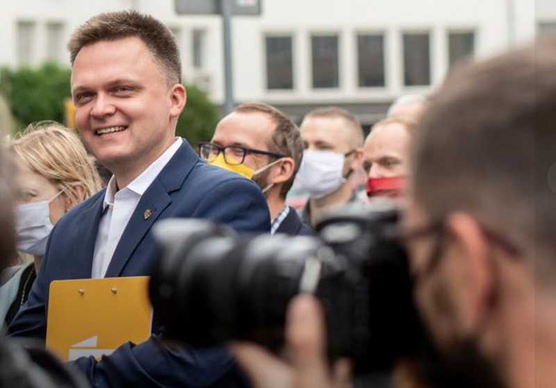 CBOS: Szymon Hołownia ponownie liderem rankingu zaufania