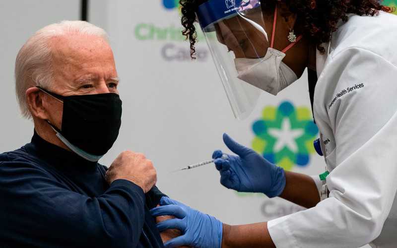 USA: Rozpoczęto szczepienia. Joe Biden daje przykład