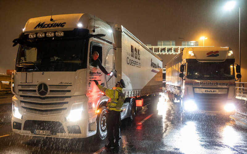 Ciężarówki z Wielkiej Brytanii mogą już wjeżdżać do Francji