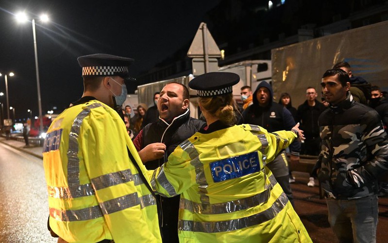 Lorry drivers scuffle with police as tension mounts over Dover backlog