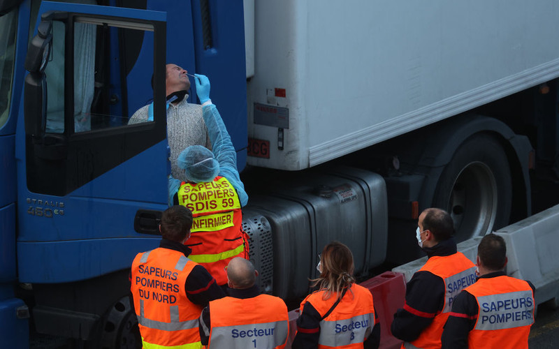 Ambasada RP w Londynie: Pierwsi polscy kierowcy są już we Francji