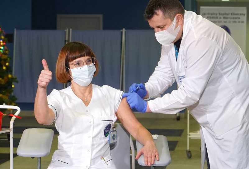 Koronawirus: Kraje UE rozpoczęły masowe szczepienia