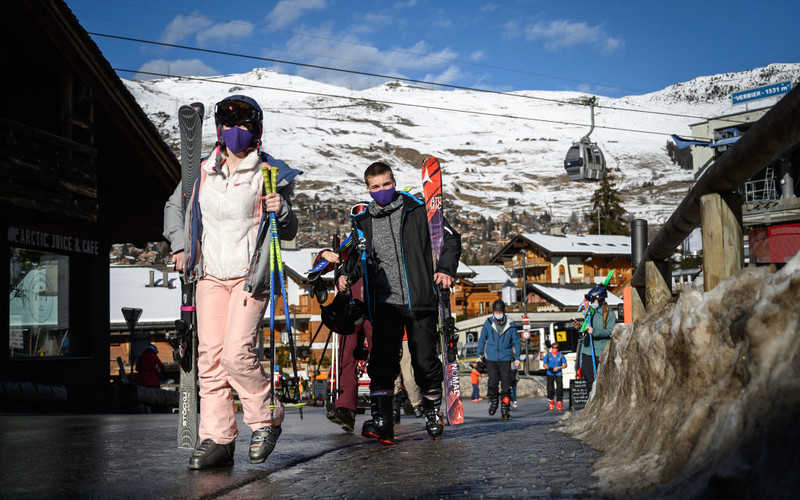 Hundreds of British tourists flee quarantine in Switzerland 