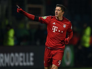 Robert Lewandowski scores twice as Bayern Munich ease into German Cup semis