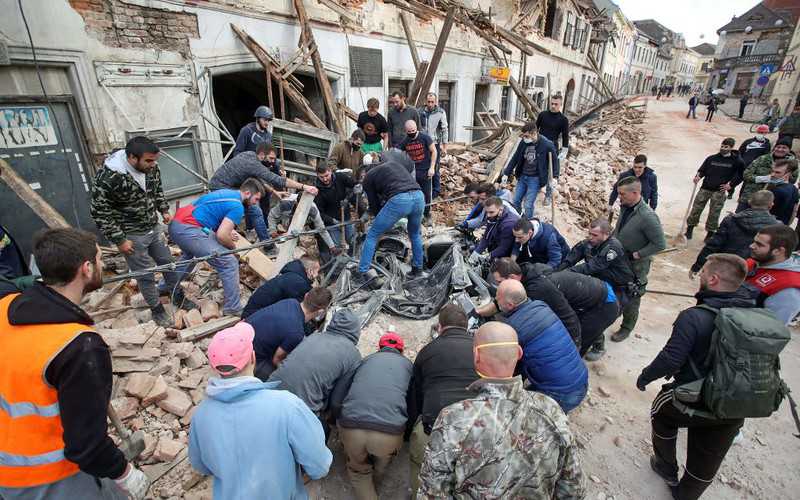 Croatia earthquake: Seven dead as rescuers search rubble for survivors