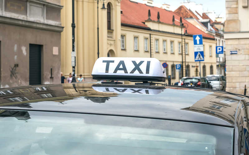 "Gazeta Wyborcza": Taxi i Uber pomogą Polakom jeździć w Sylwestra