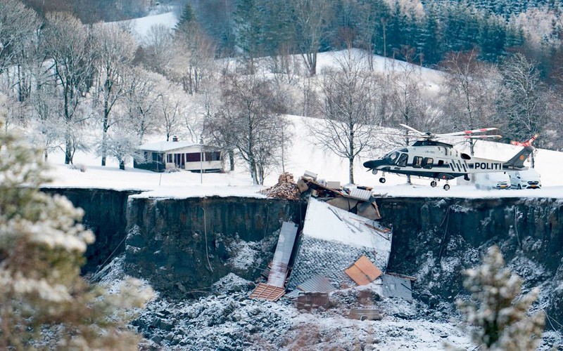 Norwegian rescuers hunt for 10 missing after landslide