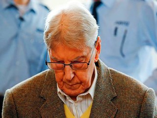 94-letni były strażnik z Auschwitz stanął przed sądem. Odpowie za pomoc w zamordowaniu 170 tys. osób