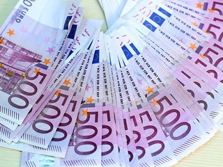 The EU is considering restrictions on payments in cash and the withdrawal of 500 euros bill