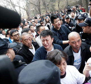 Krewni pasażerów zaginionego Boeinga 777 starli się z policją w Pekinie