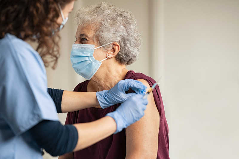 Polska: Od 15 stycznia seniorzy 70 plus mogą zapisać się na szczepienia