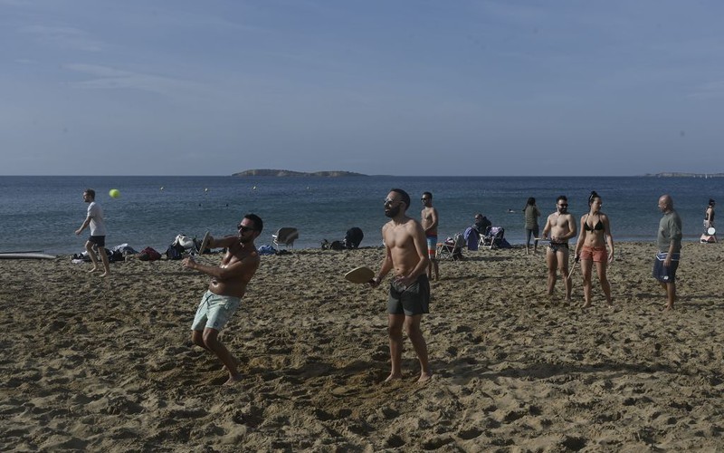 W Grecji wyjątkowo ciepło. Mimo lockdownu, ludzie wylegli na plaże