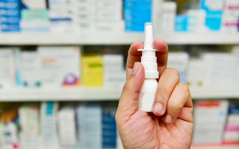 UK: Rozpoczęły się badania kliniczne sprayu do nosa zabijającego koronawirusa
