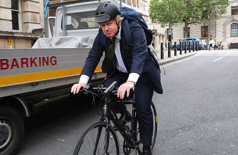 UK: Kontrowersje wokół rowerowej przejażdżki Johnsona 7 mil od domu