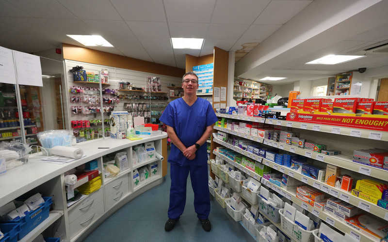 Covid-19: High Street chemists start vaccinations in England