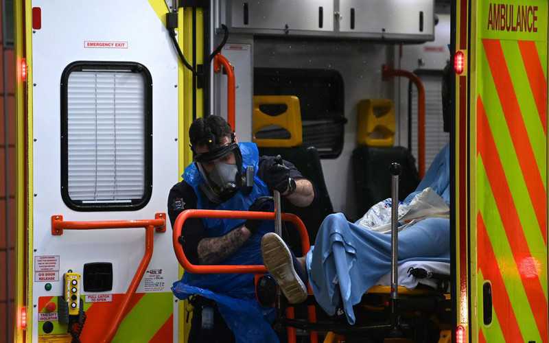 NHS England: Co 30 sekund ktoś trafia do szpitala z powodu Covid-19