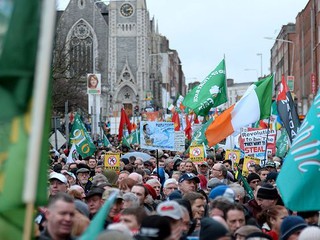Irlandia: Na tydzień przed wyborami protest przeciwko oszczędnościom