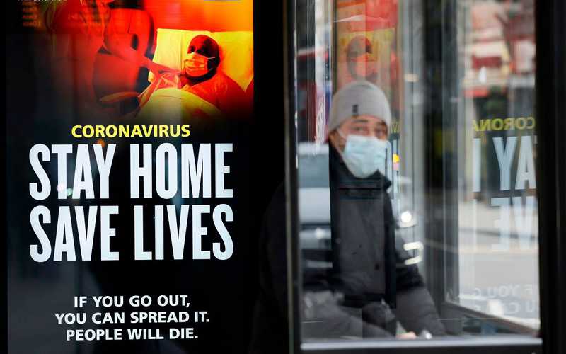 NHS i policja apelują: "Zachowujcie się, jakbyście mieli wirusa. Zostańcie w domu"