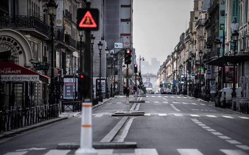 Francja tuż przed twardym lockdownem? "Mamy ostatnią szansę"