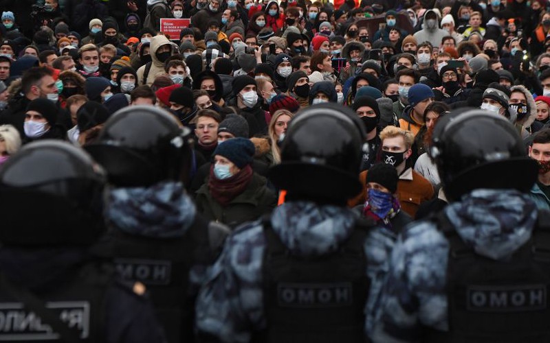 Alexei Navalny: Hundreds detained in protests across Russia