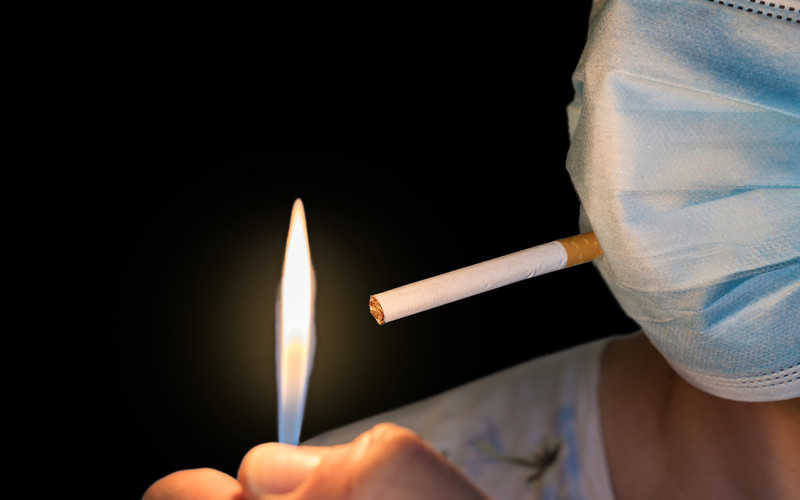 Badania: Byli palacze także narażeni na zgon z powodu COVID-19