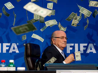 Blatter w niesławie schodzi z piłkarskiej sceny