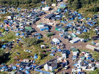 Imigranci nie chcą opuścić "dżungli" w Calais. Co dalej z obozowiskiem?