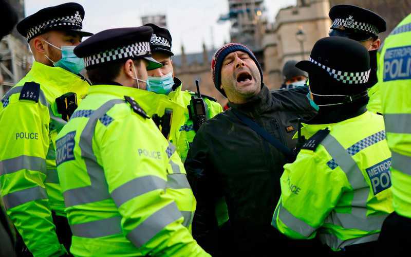 "Chcesz wirusa?". Plaga plucia i kasłania na policjantów w UK