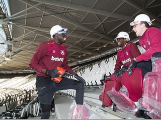 Piłkarze West Ham montowali krzesełka na Stadionie Olimpijskim