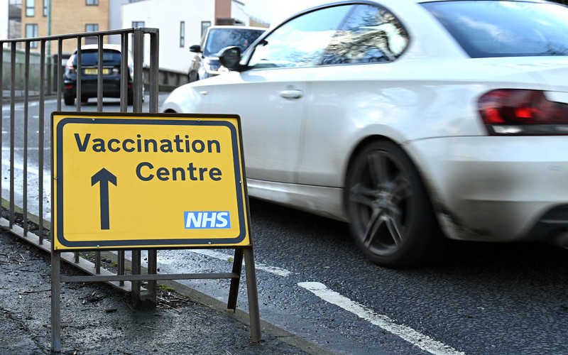 Brytyjski rząd wywiązał się z terminu. Wszyscy mieszkańcy domów opieki ze szczepieniami