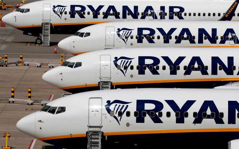 Kontrowersyjna reklama Ryanaira "szczep się i leć" zakazana w UK