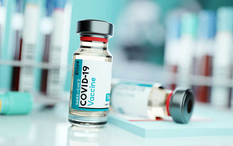 Naukowcy z Oksfordu zbadają efekty mieszania szczepionek przeciwko Covid-19