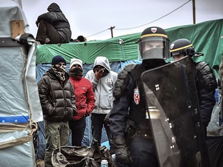Zamieszki w Calais przy likwidacji "dżungli". Policja musiała użyć gazu łzawiącego